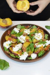 Ensalada de melocotón y burrata