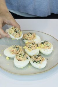 Receta de huevos rellenos con salmón y espinacas