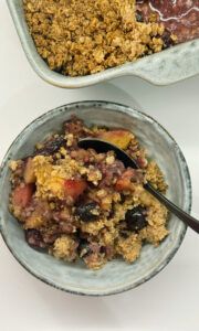 Crumble de manzana y arándanos