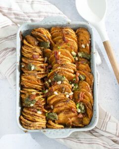 Boniato asado con salsa pesto casera