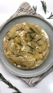 Tarta salada de hinojo, queso feta y romero