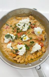 Alubias cremosas con tomates cherry, burrata y albahaca