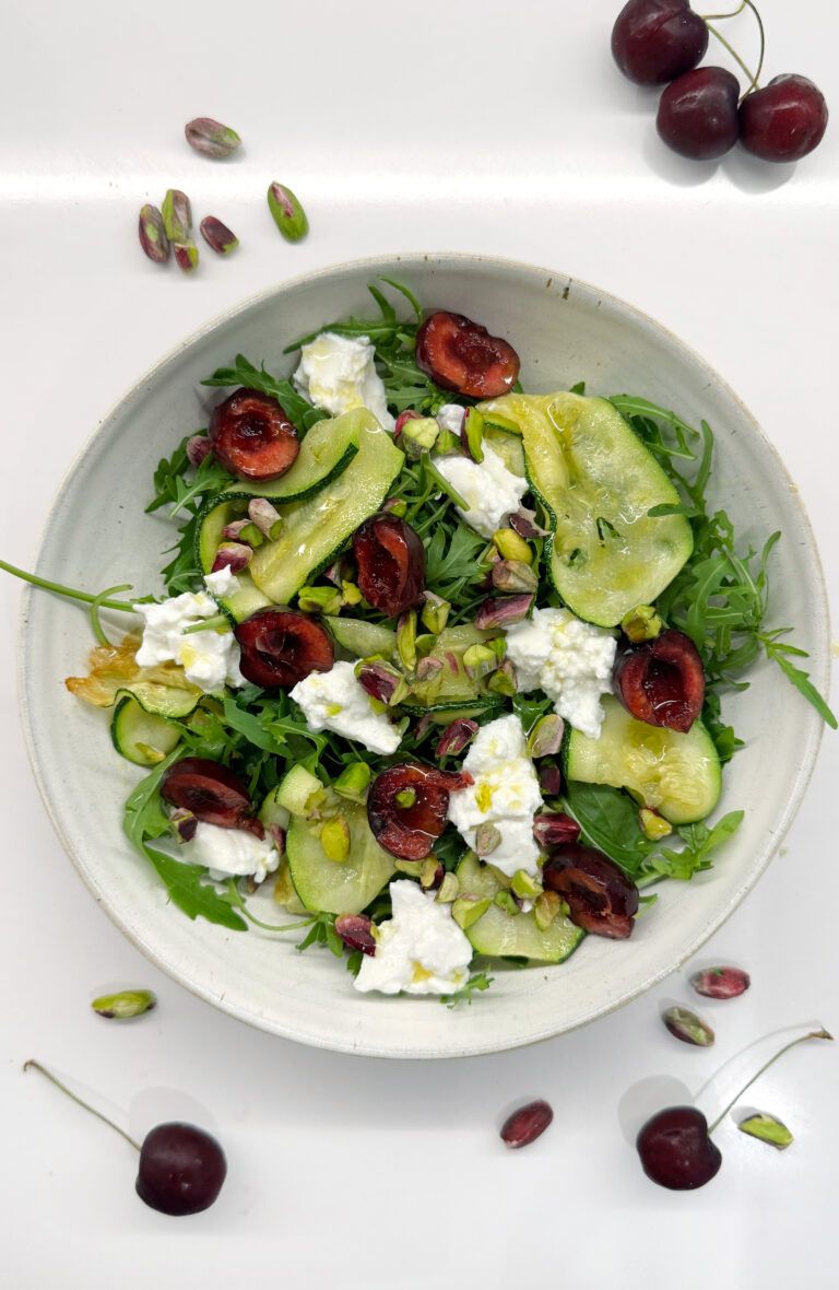 Ensalada de calabacín, requesón y cerezas